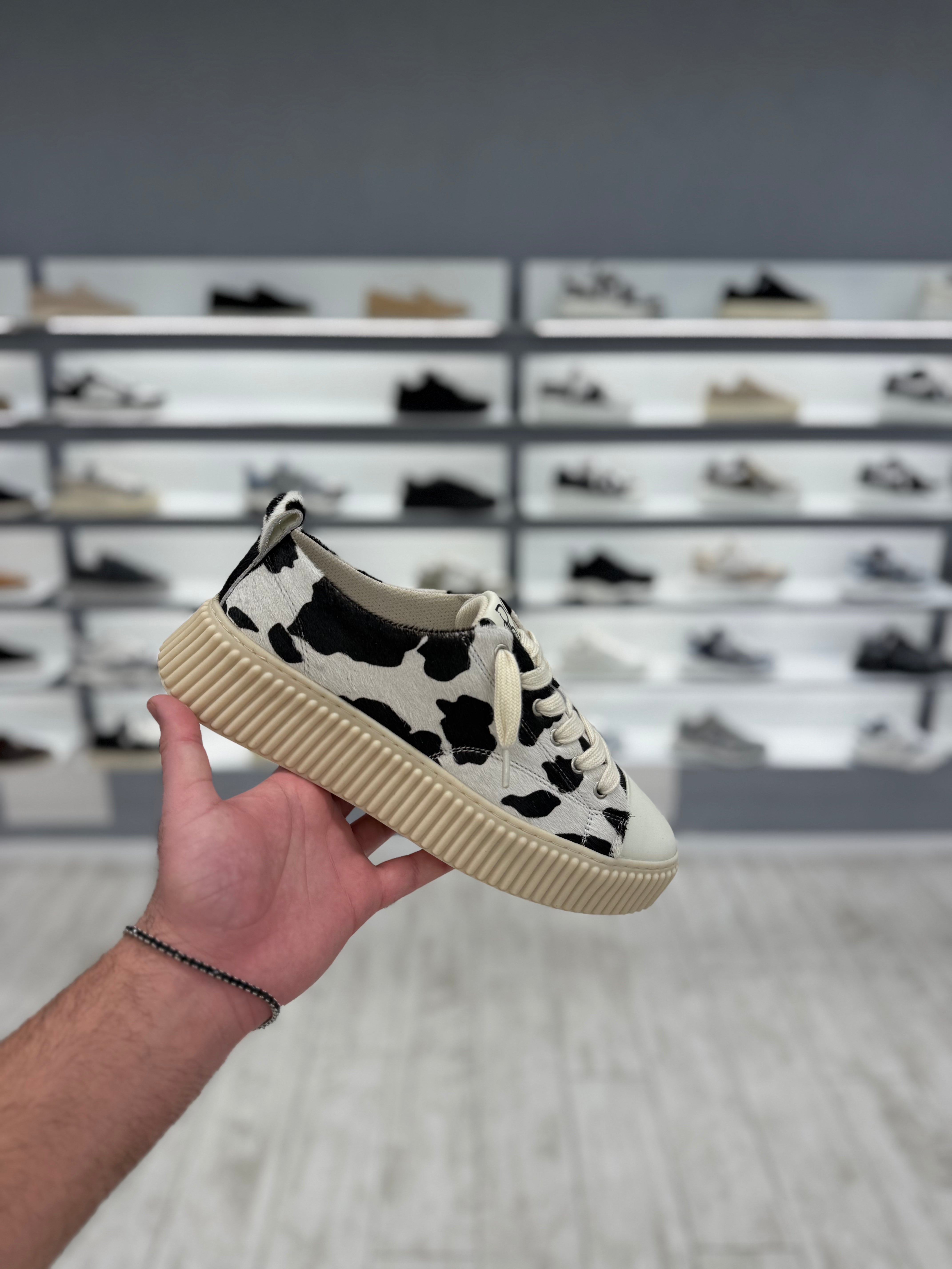 דוסה סניקרס- לבן ונקודות חום