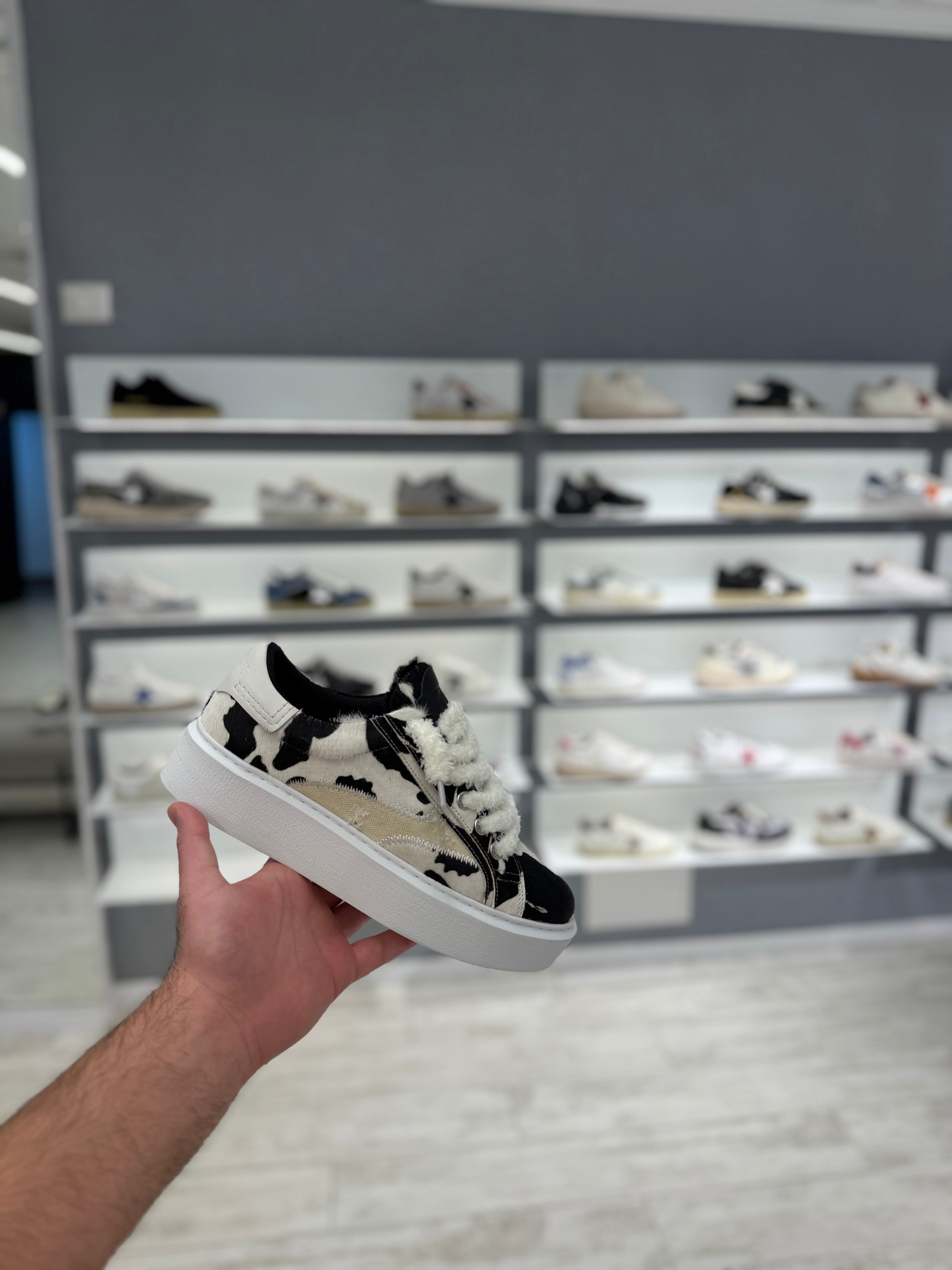 דוסה- לבן ונקודות שחור עם שרוך לבן צמר