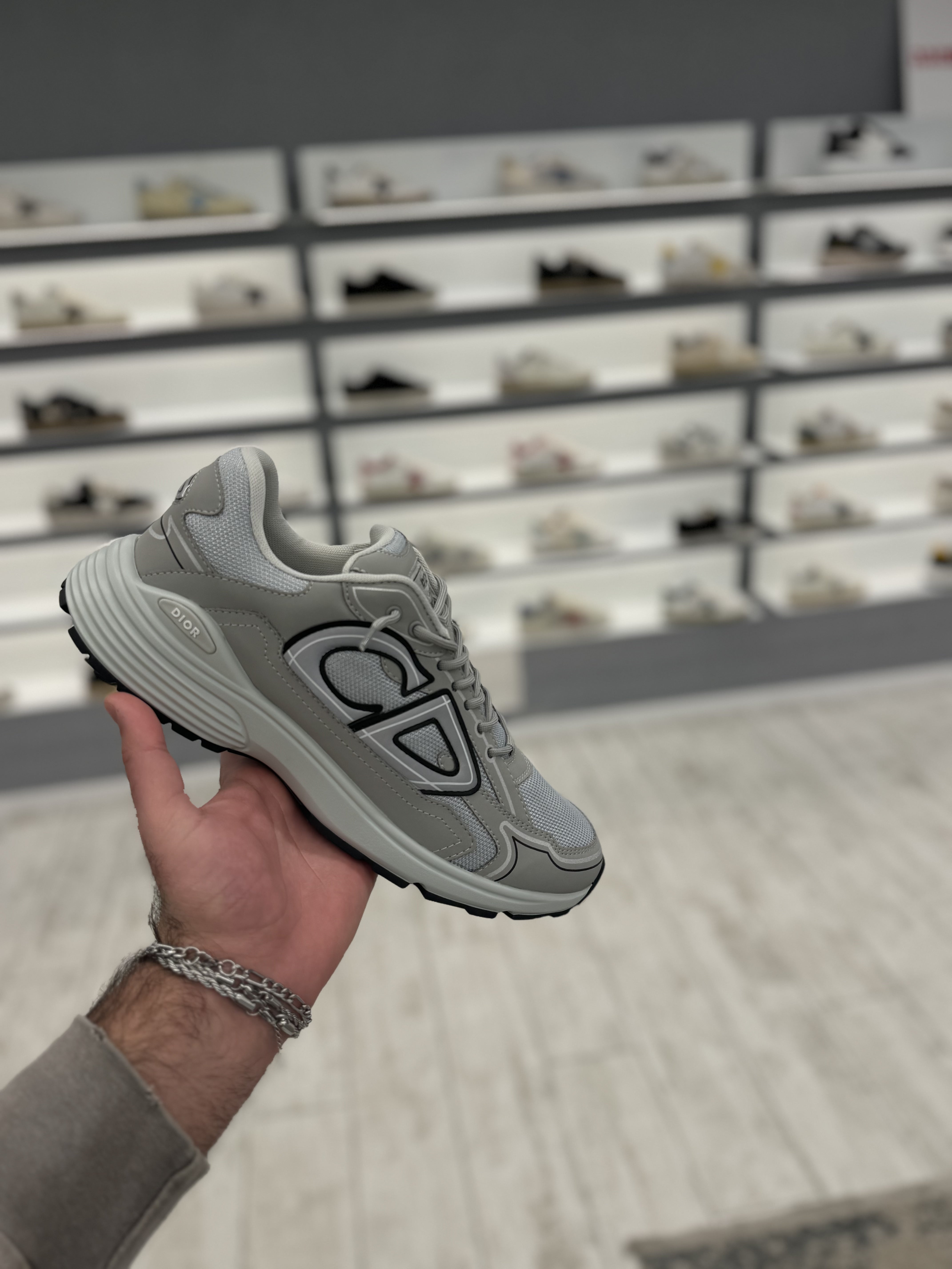 Dior B30- בצבע אפור אלגנטי