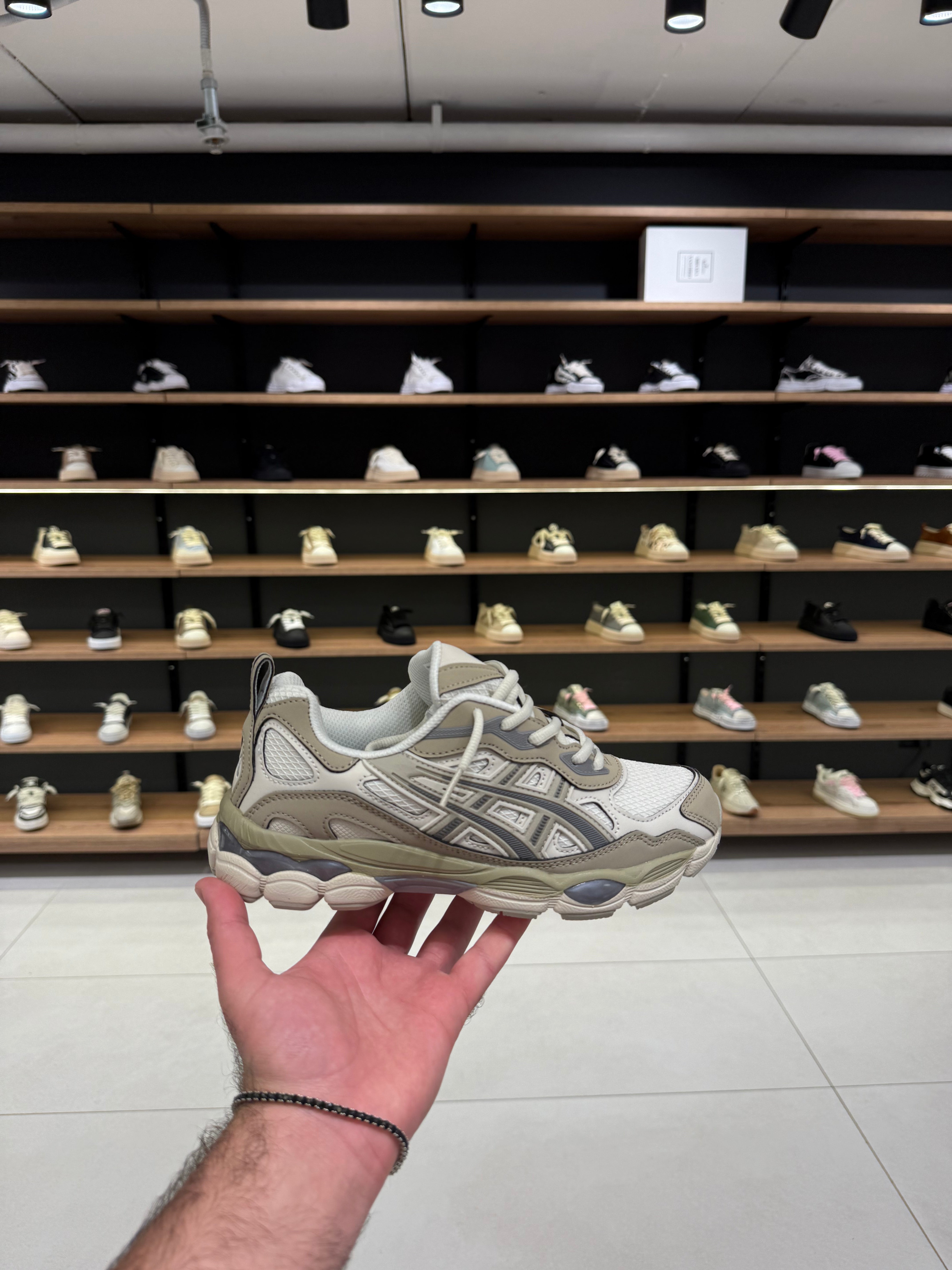 אסיקס Gel-Kayano - לבן וגוונים בז כהה ואפור