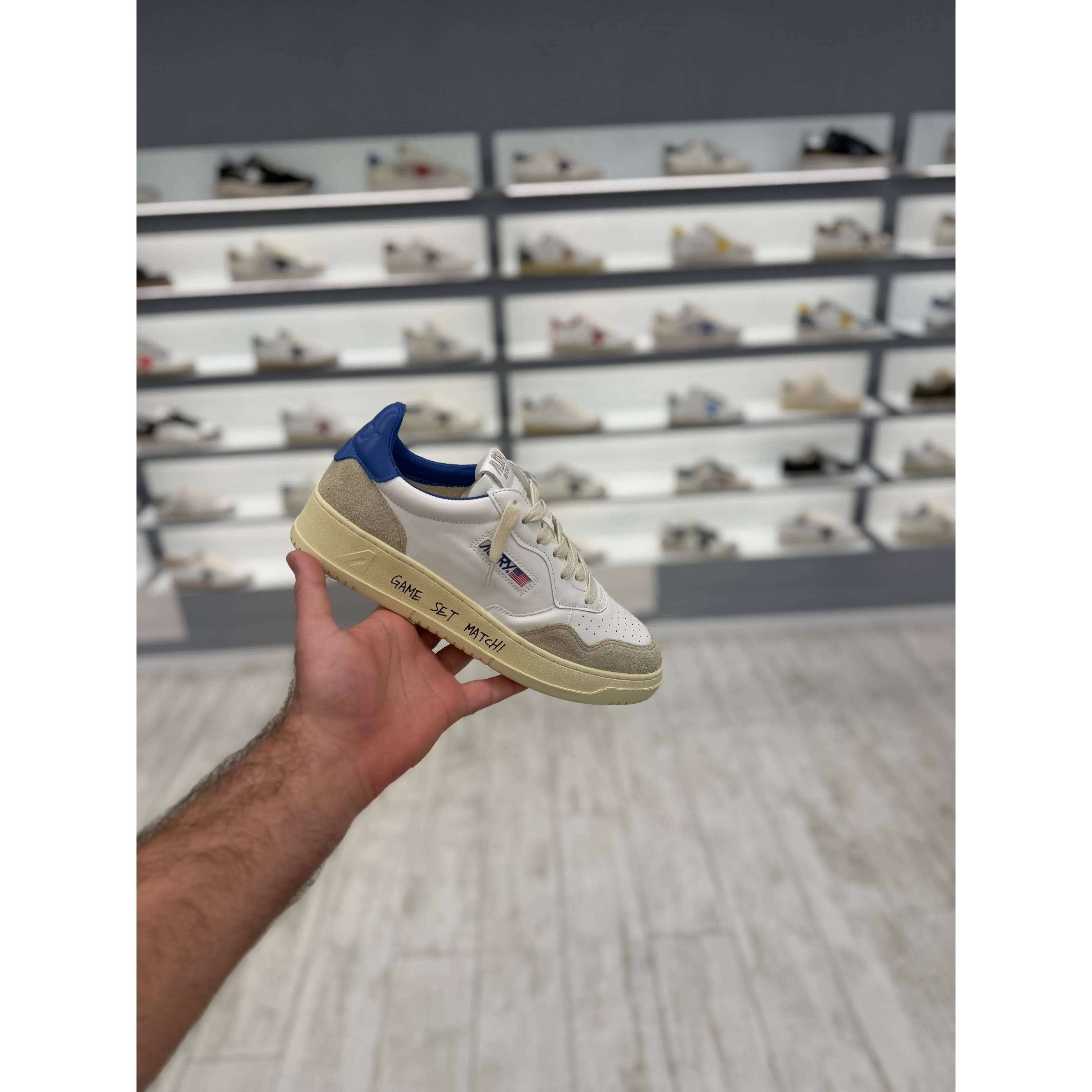 AUTRY MEDALIST- לבן עם עקב כחול