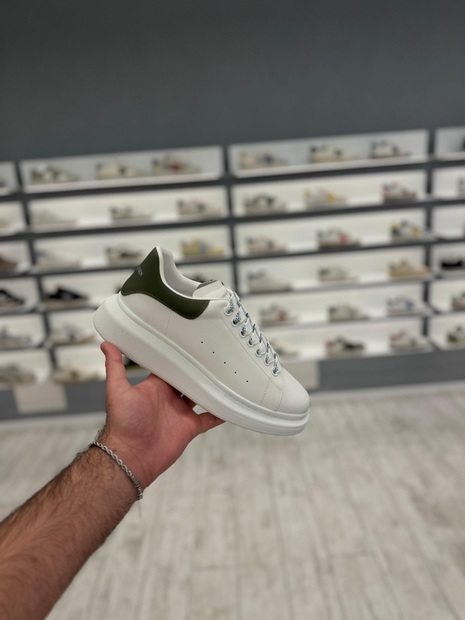 אלכסנדר מקווין – שילוב של לבן וירוק זית | Branded shoes bymrcrazyshoes
