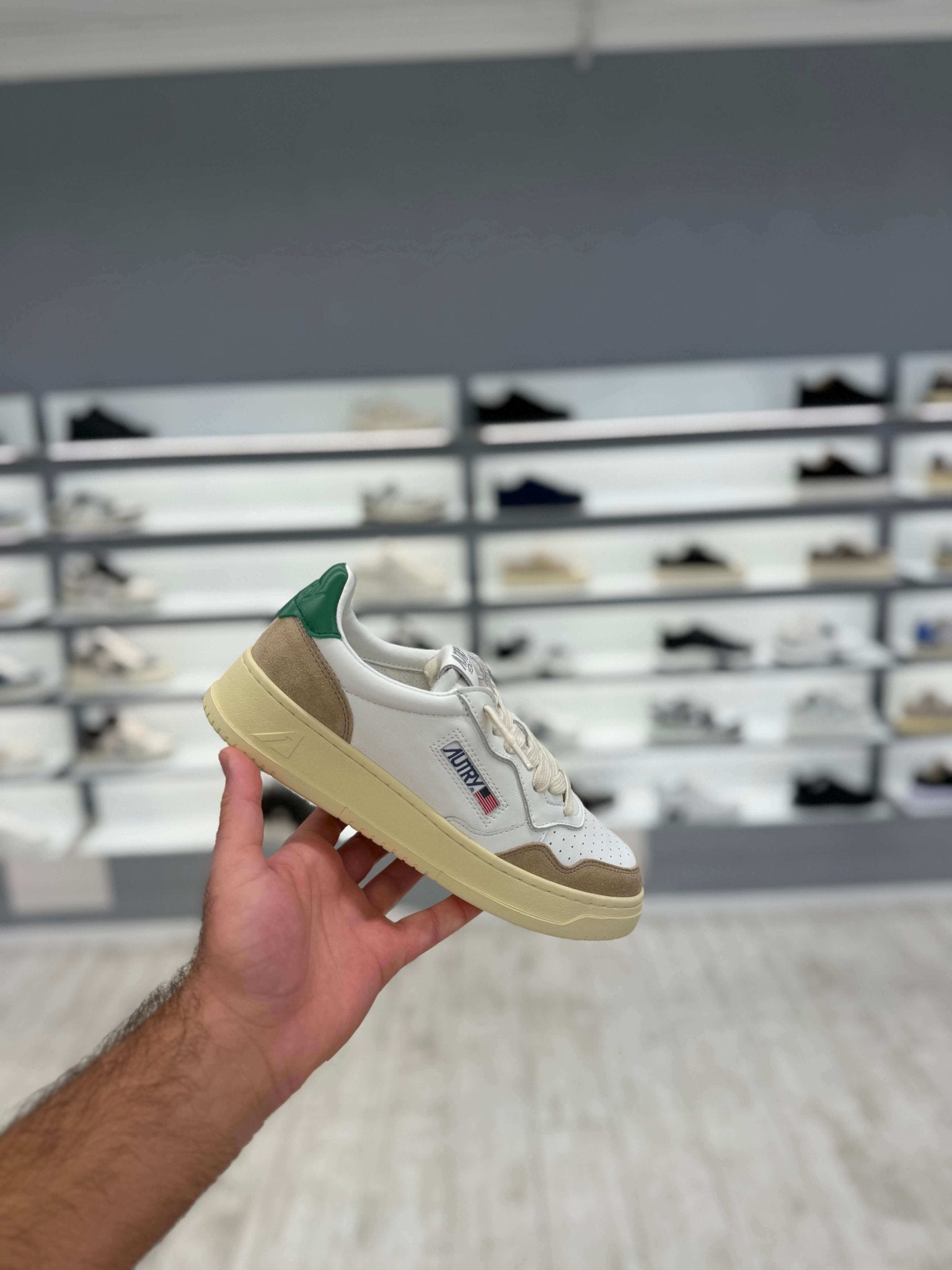 AUTRY MEDALIST לבן עם ירוק | Branded shoes bymrcrazyshoes
