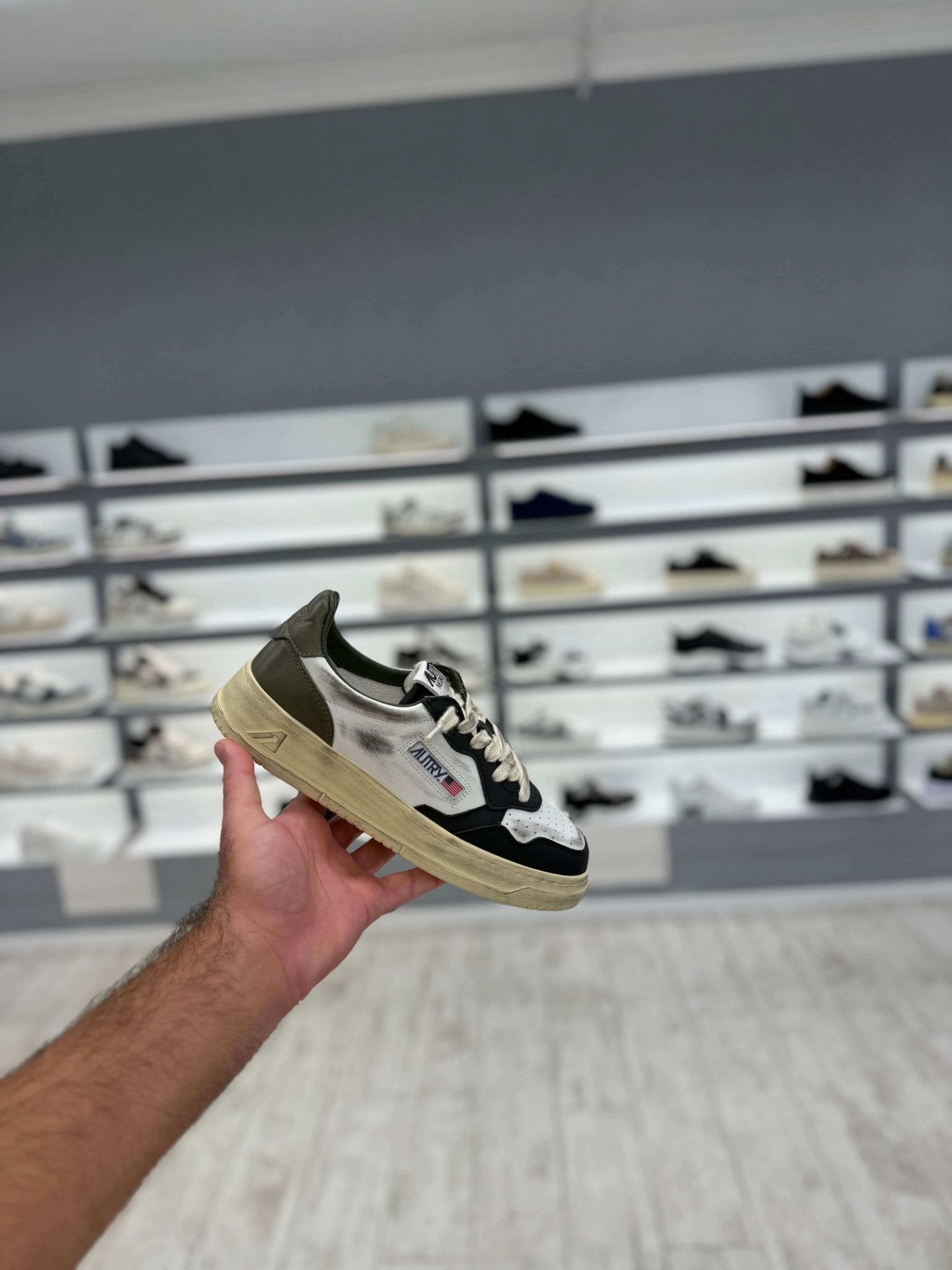 AUTRY MEDALIST זית, שמנת ושחור | Branded shoes bymrcrazyshoes