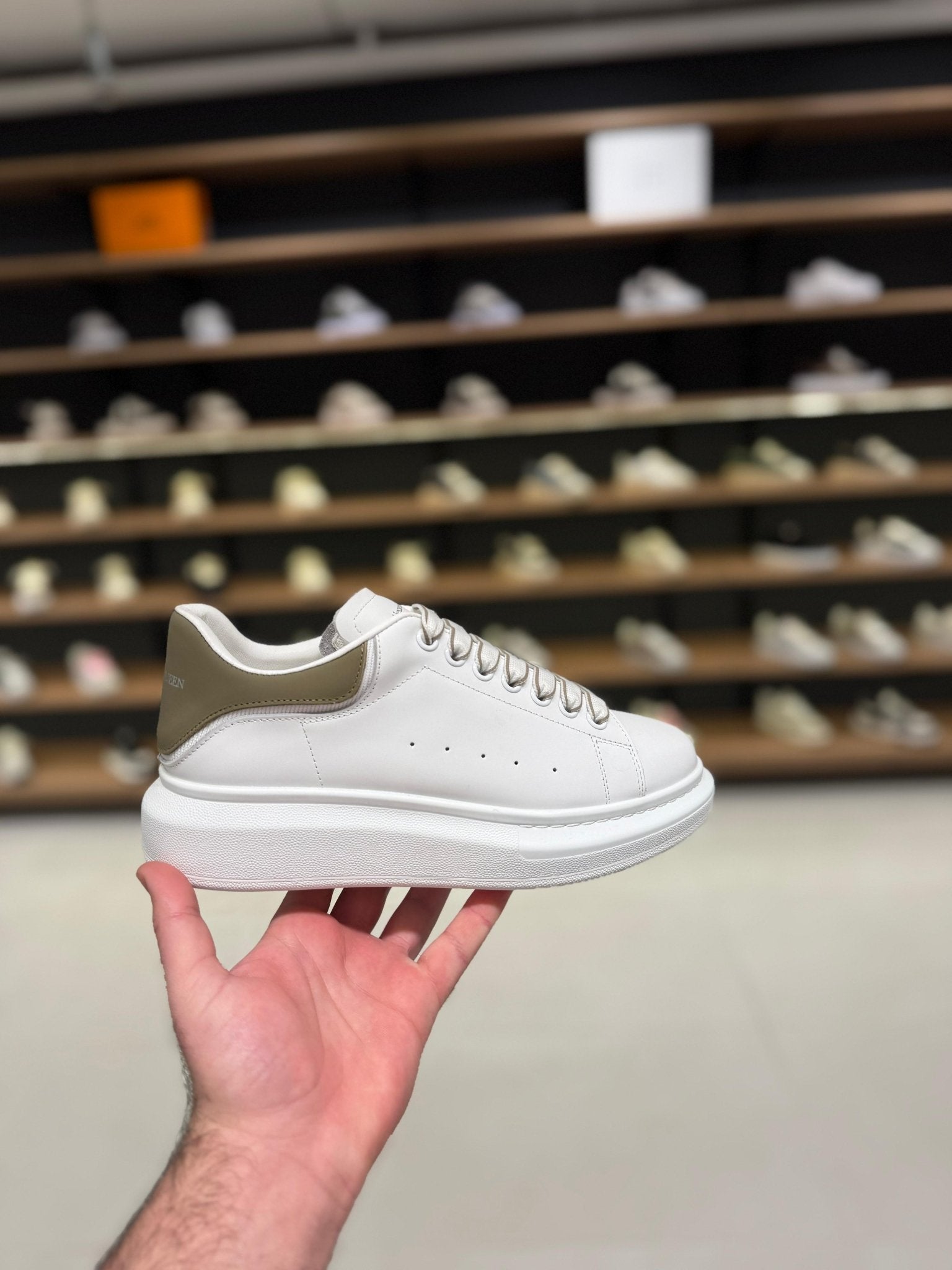 אלכסנדר מקווין - לבן וירוק זית בהיר | Branded shoes bymrcrazyshoes