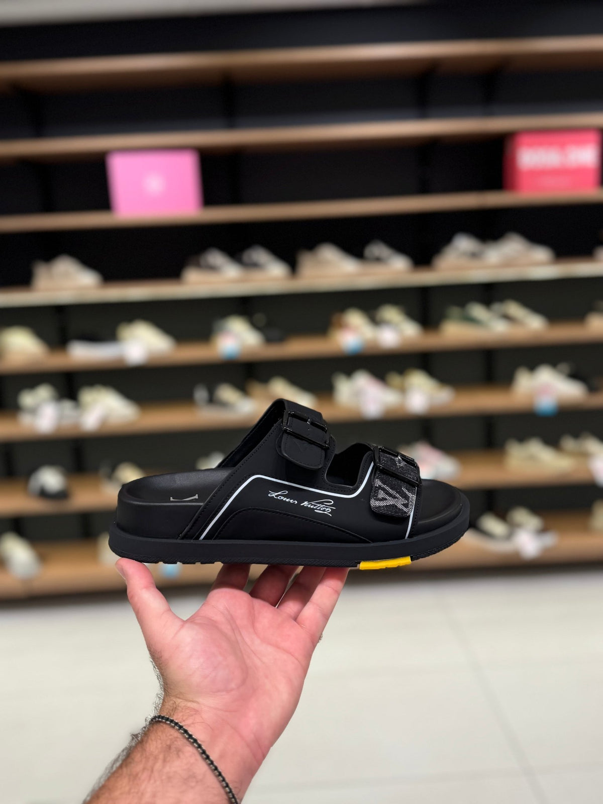 כפכף לואי ויטון- שחור עם כיתוב לבן וכתום | Branded shoes bymrcrazyshoes