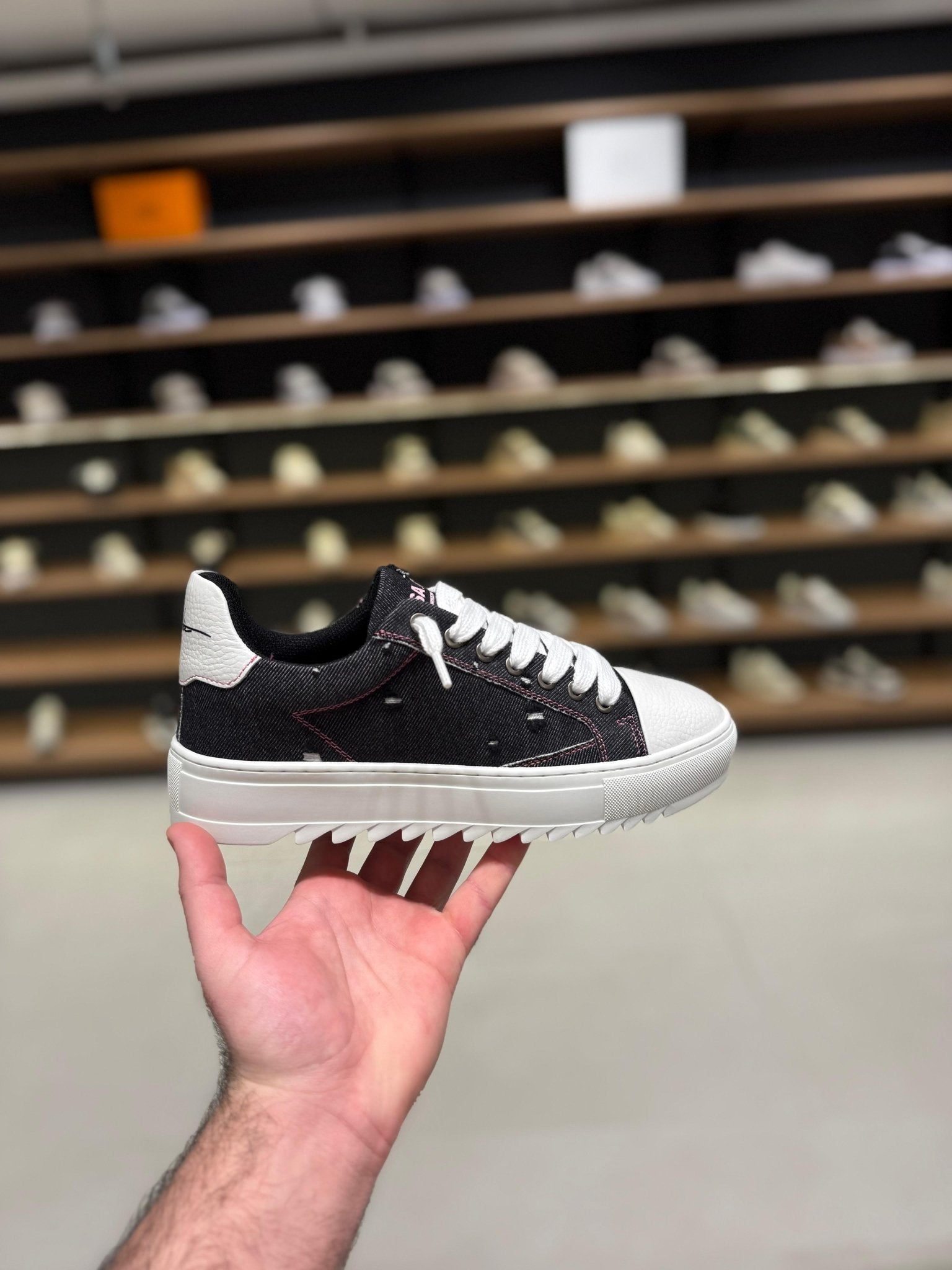 סניקרס דוסה - גינס עם שרוך ורוד | Branded shoes bymrcrazyshoes