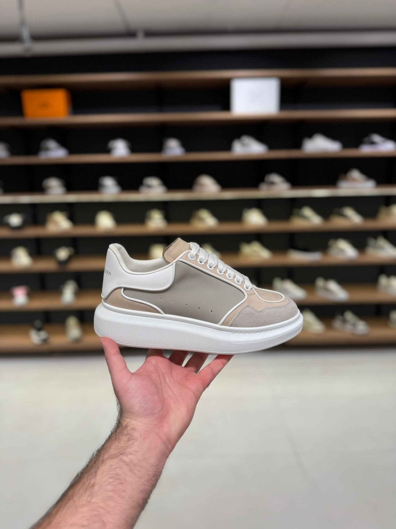 אלכסנדר מקווין - בגווני בז' ולבן | Branded shoes bymrcrazyshoes
