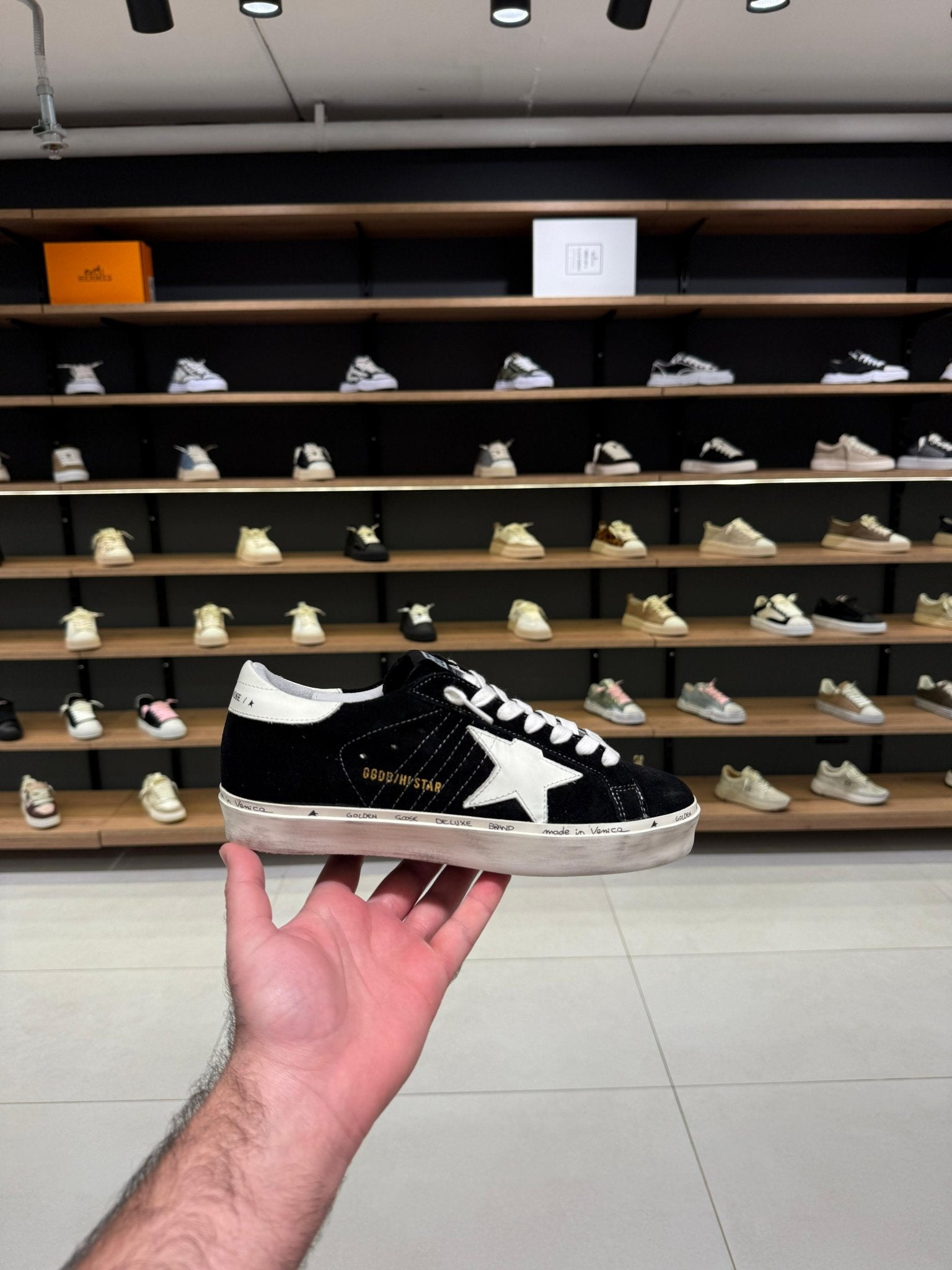 גולדן גוס - פלטפורמה שחור זמש עקב לבן | Branded shoes bymrcrazyshoes
