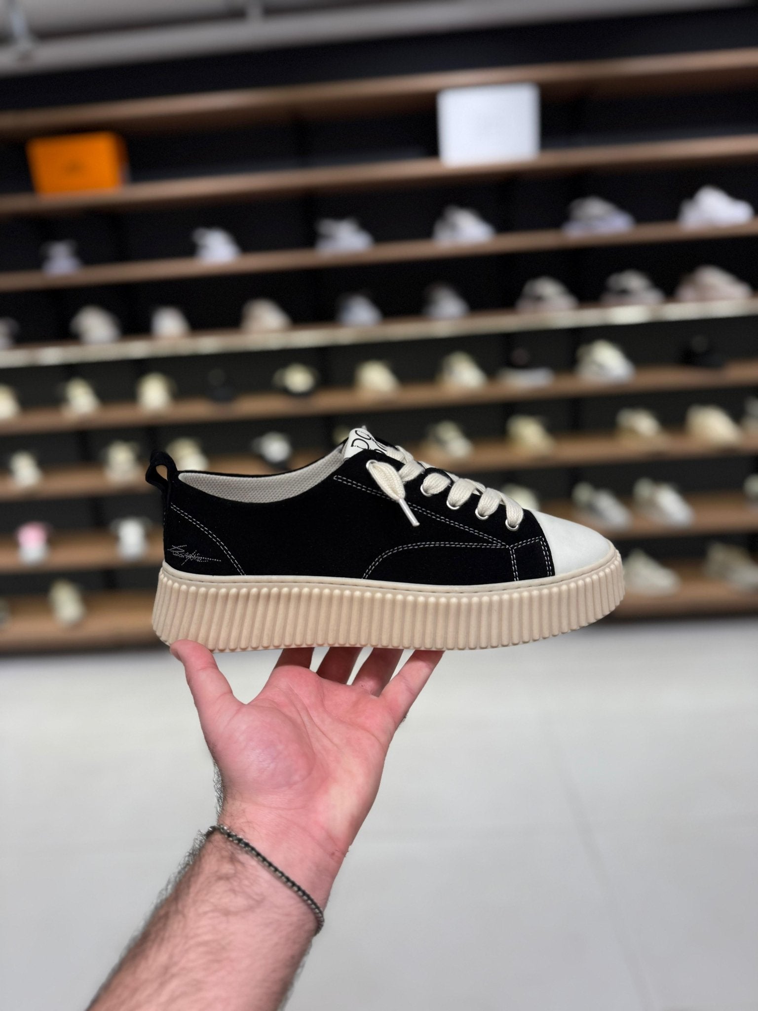 דוסה סניקרס R - שחור ותפר לבן | Branded shoes bymrcrazyshoes