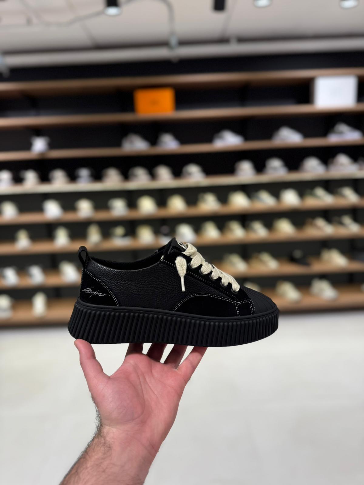 סניקרס דוסה R - שחור עור ושרוכים לבנים | Branded shoes bymrcrazyshoes