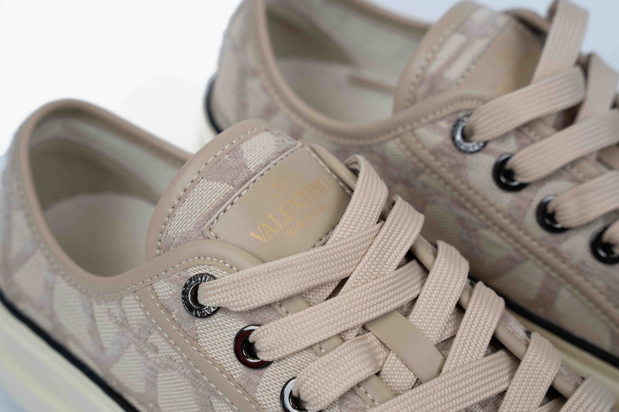 ולנטינו סניקרס בגוון שמנת | Branded shoes bymrcrazyshoes