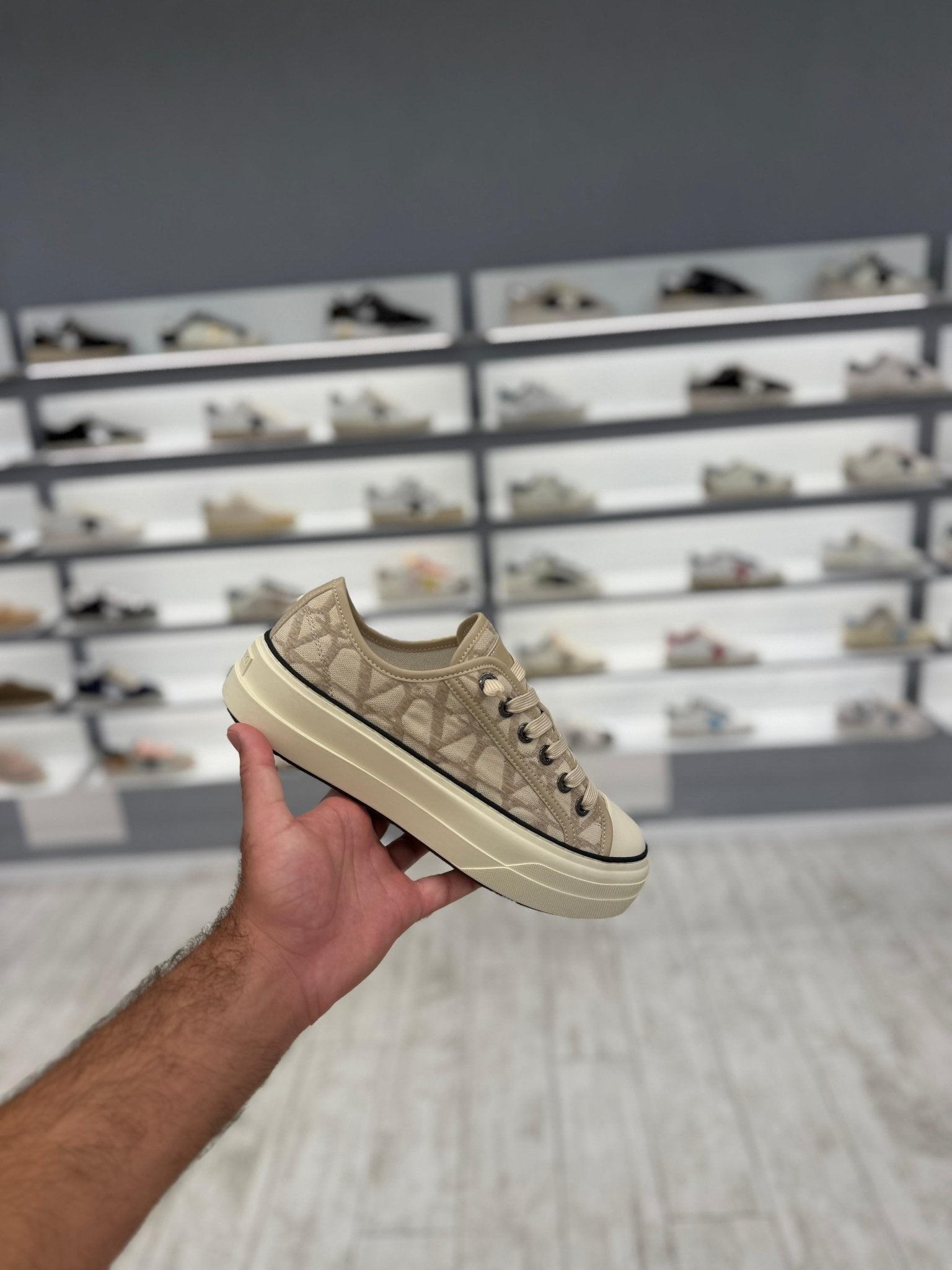 ולנטינו סניקרס בגוון שמנת | Branded shoes bymrcrazyshoes